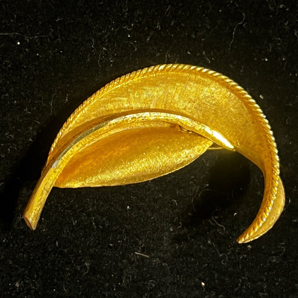 Vintage BSK Signed Gold Tone Leaf Brooch Pin - Picture 2 of 6